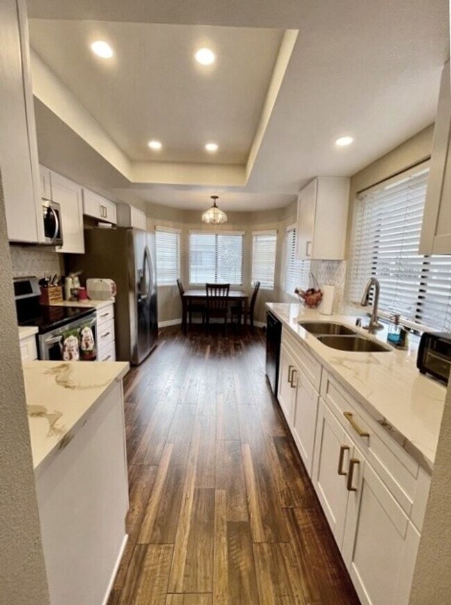 Building Photo - Remodeled 2 Bedroom Townhome w/Attached 2 ...
