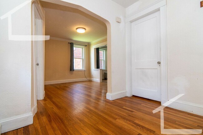 Foto del edificio - Great 3 Bed (1st Fl Duplex) Close to Green Line and Bus Stop