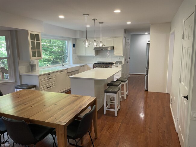 Foto del edificio - 5 br, 3 bath House - 7416 South Reach Dr