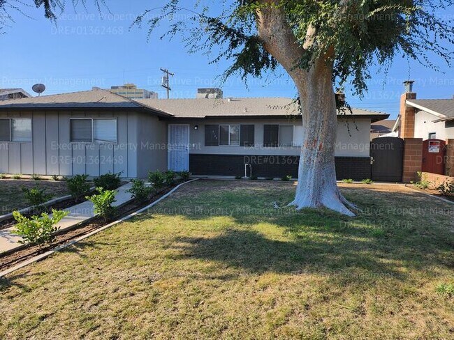 Foto del edificio - 3 bedroom/ 2 bathroom home located near th...