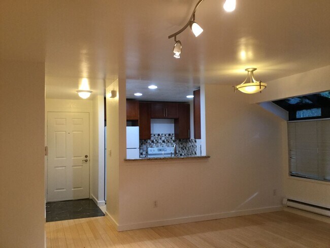 Foto del edificio - CUTE REDMOND CONDO NEAR MICROSOFT!