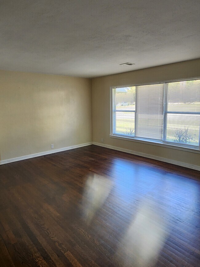 Living room - 3207 W La Rua St