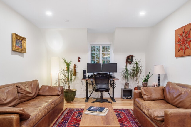 Building Photo - 4444 Regency Pl