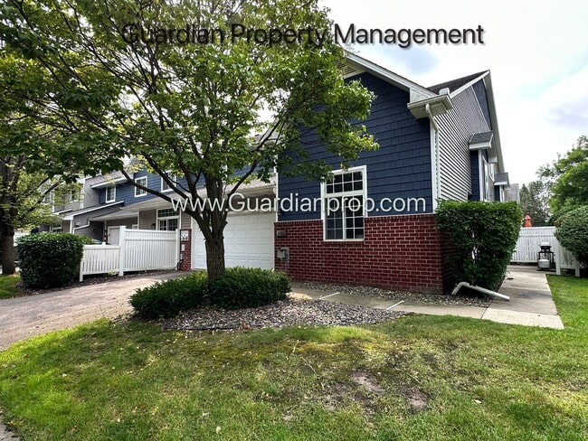Building Photo - Eden Prairie End Unit Town Home, 2 Car Gar...