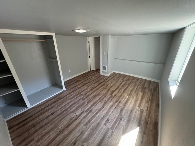Dormitorio 3 - 201 N Nile Ave