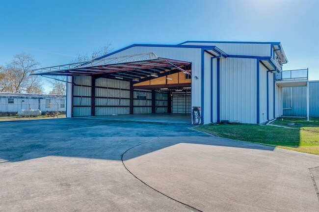 Building Photo - 1815 County Rd 130