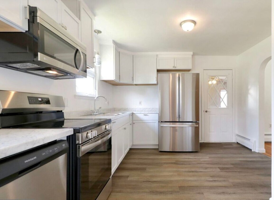 Primary Photo - Cozy 3 bedroom 1 Bathroom Single Family Home