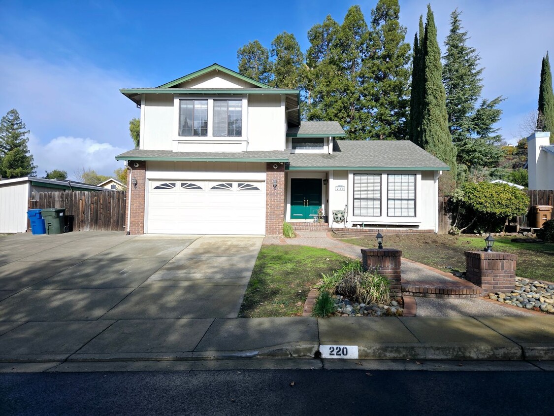 Primary Photo - Large Single Family Home On Court