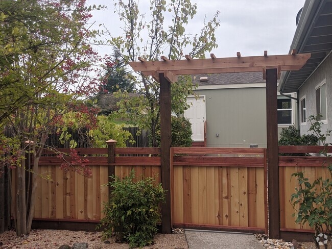 Building Photo - 408 Springvalley Dr