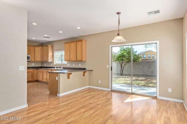 Foto del edificio - Beautiful 5 bedroom, 3 bathroom home in Surprise AZ
