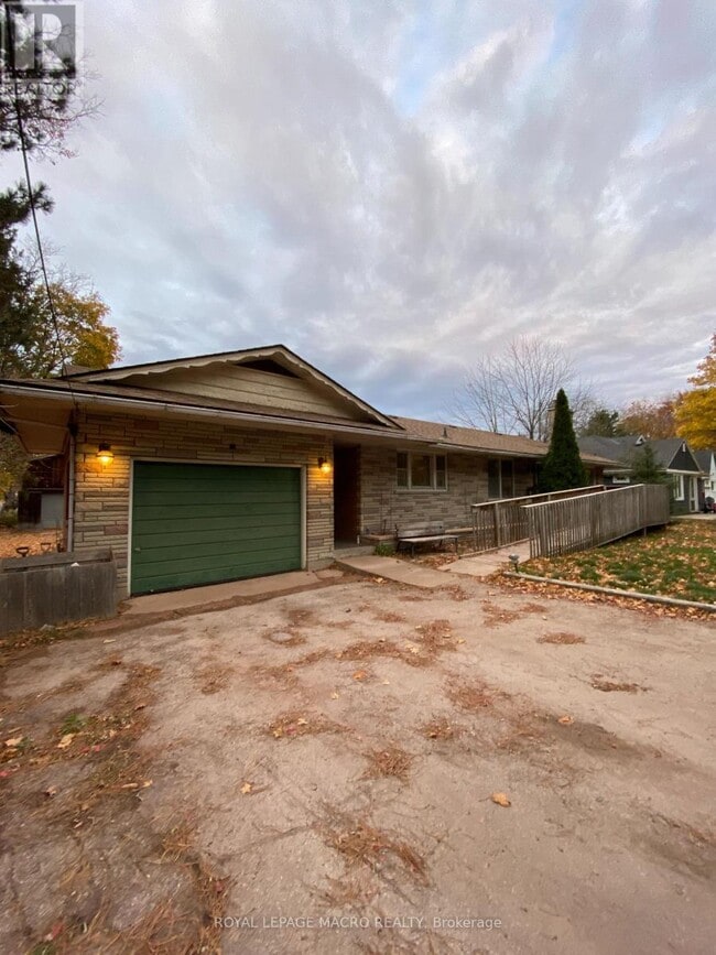 Photo du bâtiment - 260 Main St W