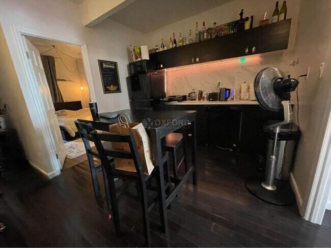 Building Photo - Spacious and renovated 3 bedroom apartment...