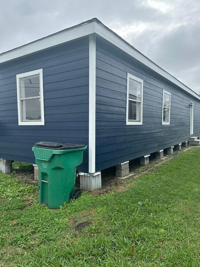 Building Photo - 1818 Brown Ave