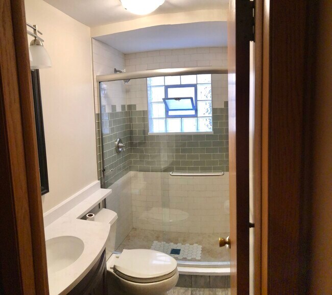 Foto del edificio - 8629 W Summerdale Ave