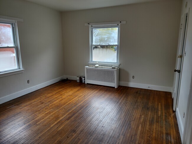 Living room pic - 18 Pine St
