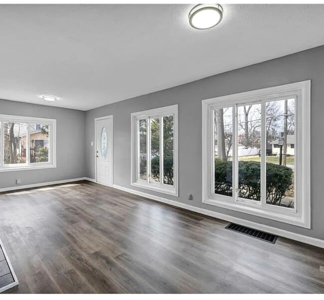 Building Photo - 204 Grove Ave
