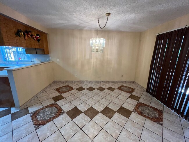 Building Photo - Lovely Home Available Now!