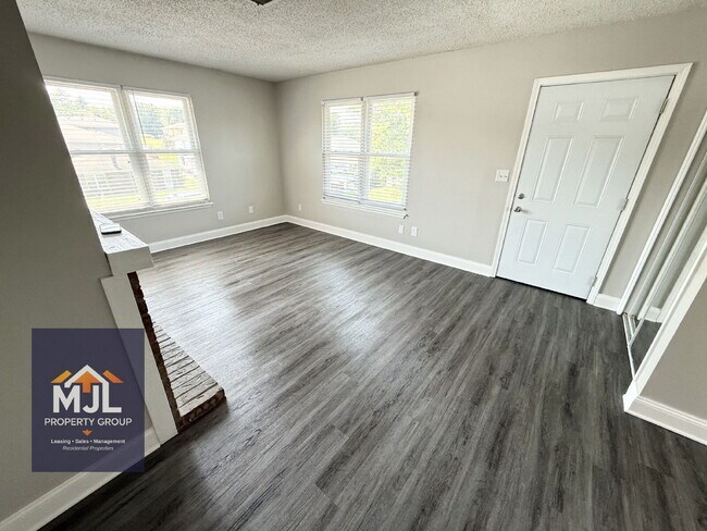 Foto del edificio - Renovated 2 Bedroom/ 1 Bath Apartment with Garage *READY NOW*
