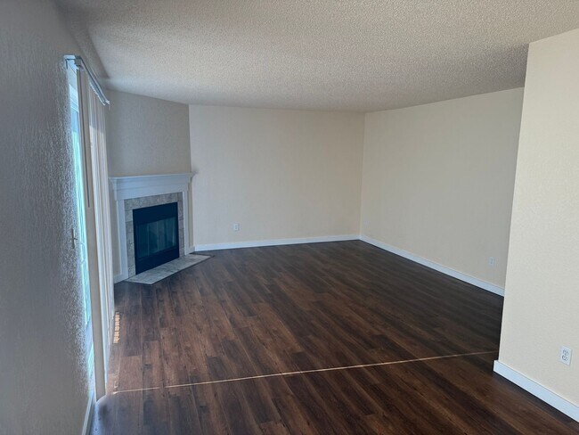 Building Photo - Beautiful 3 Bed/2 Bath Condo with 2 Parkin...