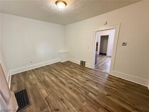 Building Photo - 895 Beardsley St