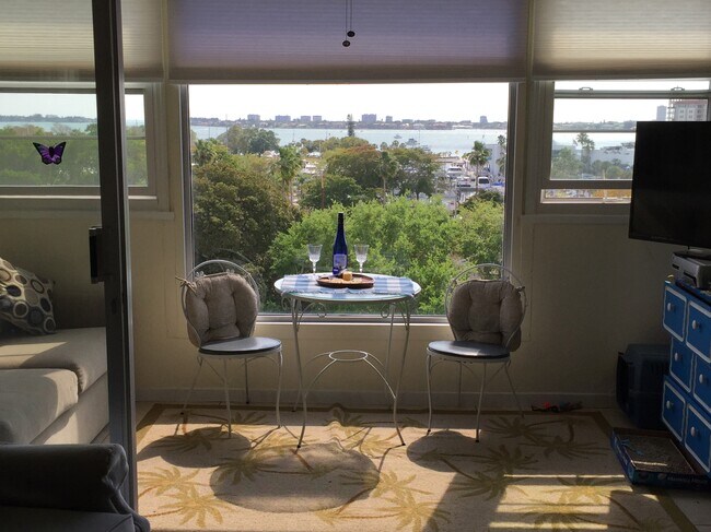 Mesa de patio con vista al agua - 33 S Gulfstream Ave