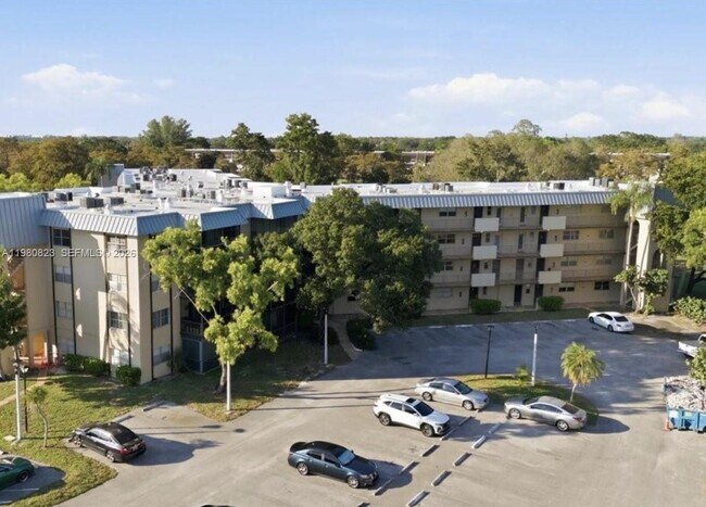 Foto del edificio - 6101 N Falls Cir Dr