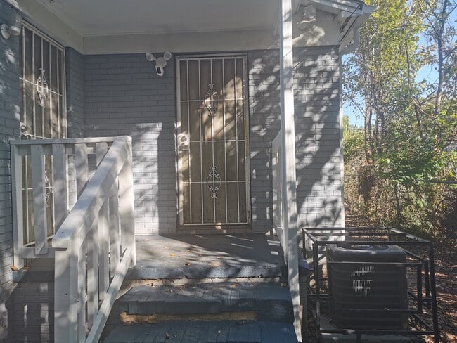Building Photo - 2217 Custer St