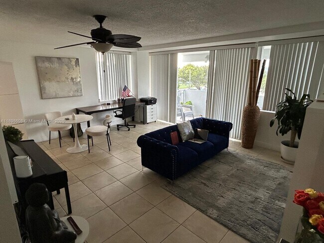 Foto del edificio - 7545 E Treasure Dr