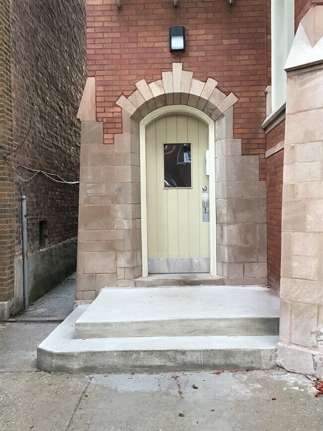 Foto del edificio - 8048 S Marshfield Ave