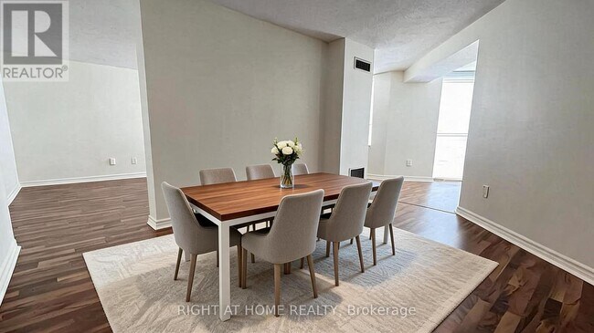 Building Photo - 3650 Kaneff Crescent