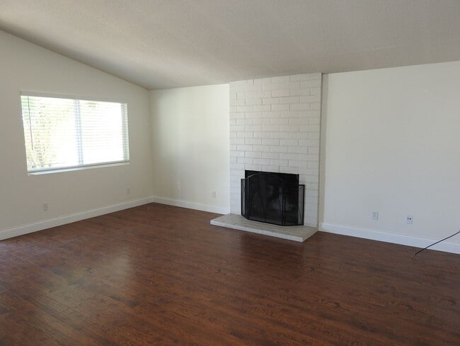 Building Photo - Lovely 3bed 2 bat