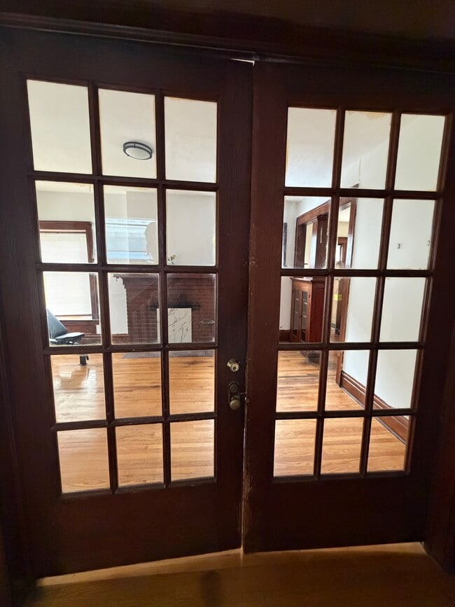 Building Photo - 612 Cherry St