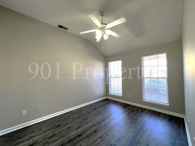 Foto del edificio - 9851 Maggie Woods Pl