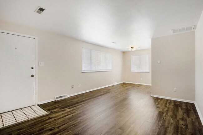 Building Photo - Evolve Real Estate: Charming Ranch Style House in the Heart of Denver, Available August for Immed...