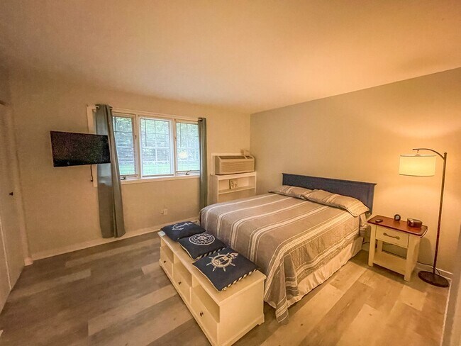 Building Photo - Lake Views! 1BR|1BA Rental