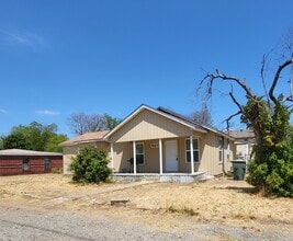 Building Photo - 507 W Hallmark Ave