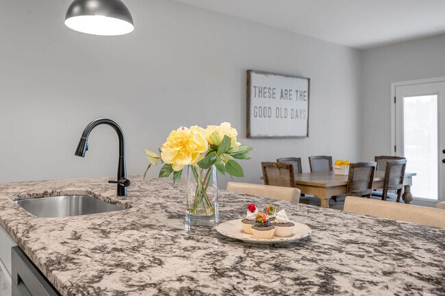 Foto del edificio - Bellingham Park Townhomes - IMMEDIATE MOVE IN
