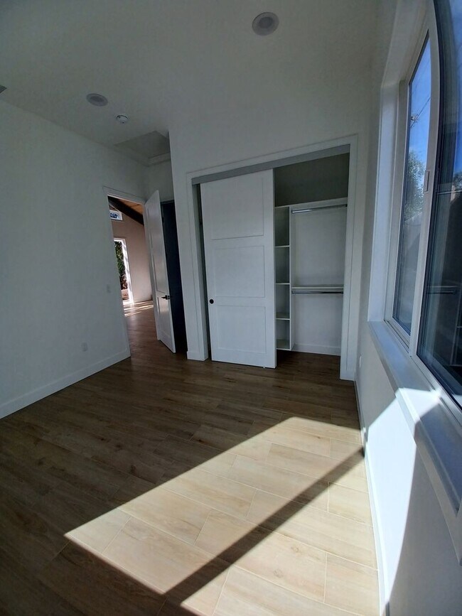 Building Photo - 319 E Ramona St