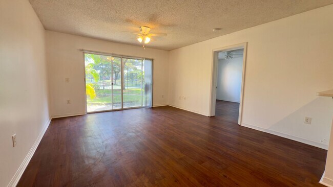 Foto del edificio - 2/2 First Floor with Garage + Lake View – Grand Isles