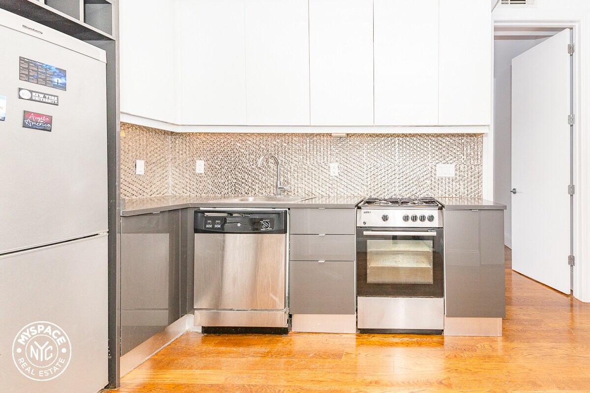 Foto principal - 16-55-55 Putnam Ave