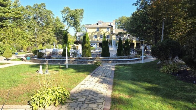 Foto del edificio - 85 Burlingame Rd