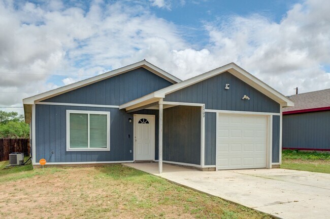 Building Photo - Northeast Lubbock 3/2/1