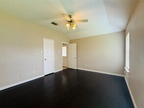 Building Photo - 1015 Andover Dr