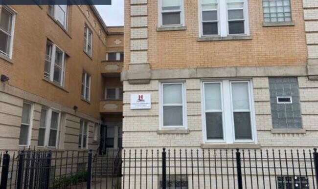 Building Photo - 357 E 55th Pl