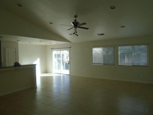 Foto del edificio - MOVE IN SPECIAL $3397.50 MOVES YOU IN!