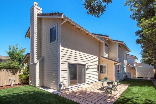 Foto del edificio - 4 Bed/2 Bath Home with Maintenance-Free ba...