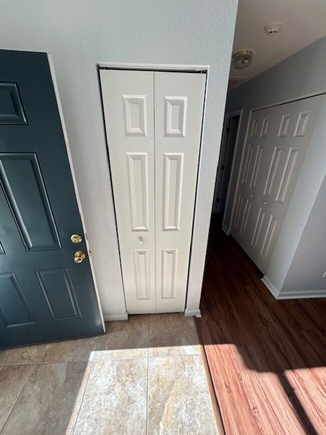 Building Photo - A bright and beautiful 3 bedroom, 2 bath h...