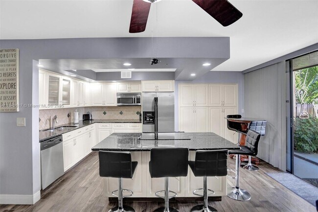 Foto del edificio - 20533 NE 6th Ct