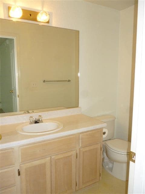 Building Photo - Great Townhouse with Large fenced Back Yar...