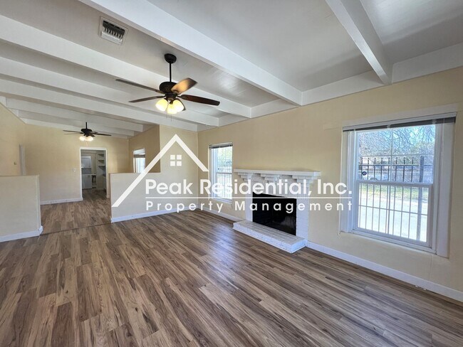 Building Photo - Charming 2bd/1ba Duplex- 5 Minutes From UC...
